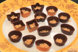 un peu de pralin au poudre au fond de chaque coque