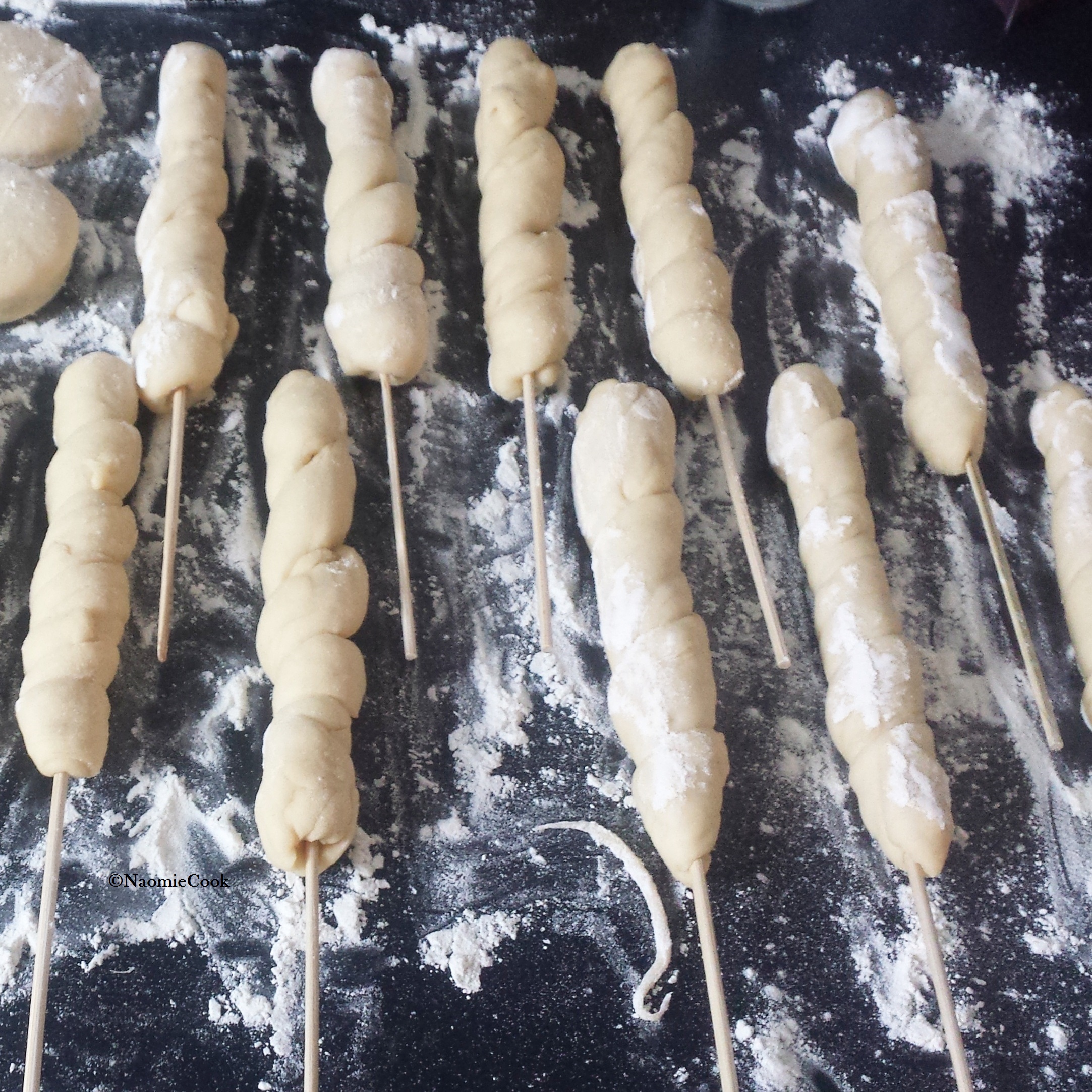 Beignets brochettes en train de gonfler